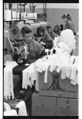 Operaie nel calzificio Real a Castel Goffredo