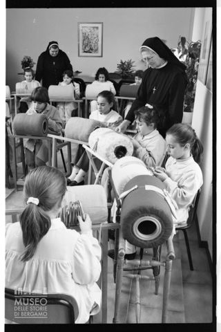 Lezione di ricamo presso l'Istituto cardinal Ferrari di Cantù