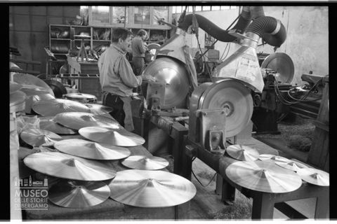 Produzione di piatti musicali a Pistoia