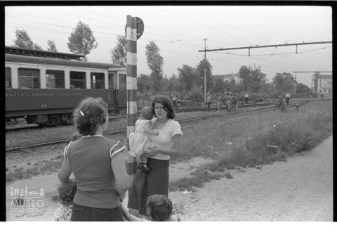 Passeggeri in attesa del treno nella stazione di Trissino