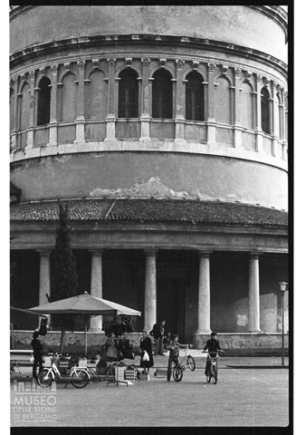 Scena di vita quotidiana davanti alla chiesa di Santa Maria della Pace a Verona