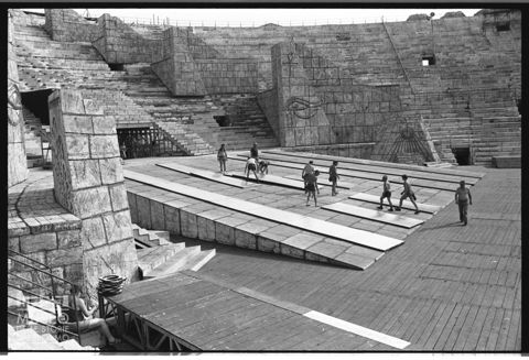 L'allestimento della scenografia dell'Aida per la stagione 1977 all'Arena di Verona