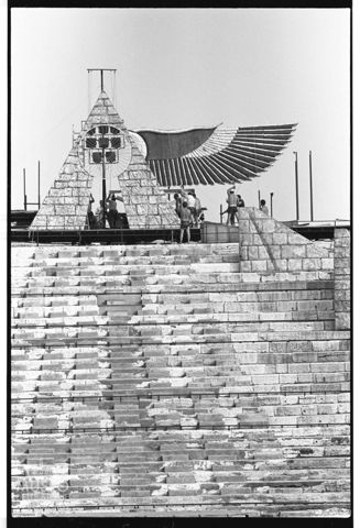 L'allestimento della scenografia dell'Aida per la stagione 1977 all'Arena di Verona