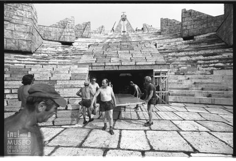 L'allestimento della scenografia dell'Aida per la stagione 1977 all'Arena di Verona