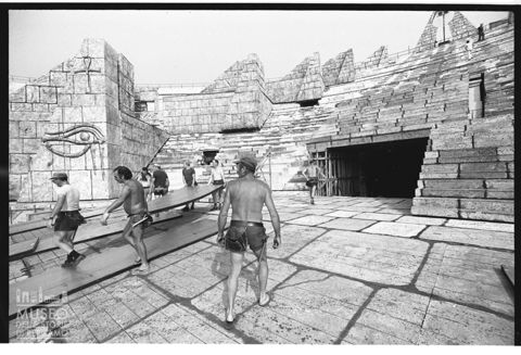 L'allestimento della scenografia dell'Aida per la stagione 1977 all'Arena di Verona