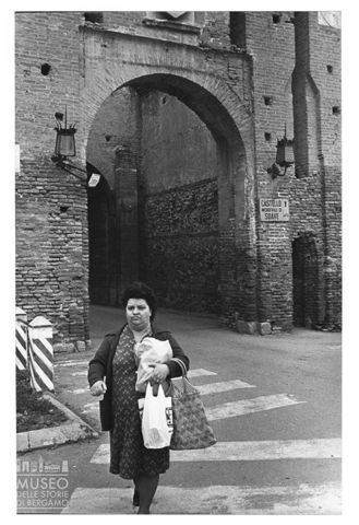 Donna davanti alla Porta Verona a Soave