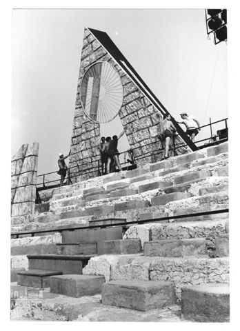 L'allestimento della scenografia dell'Aida per la stagione 1977 all'Arena di Verona