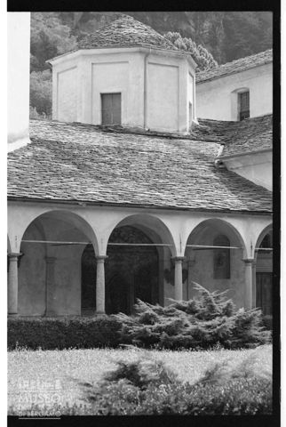 Scorcio del portico e della chiesa di San Lorenzo a Chiavenna