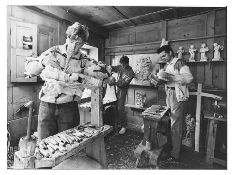 Bottega di intaglio del legno in Val Gardena