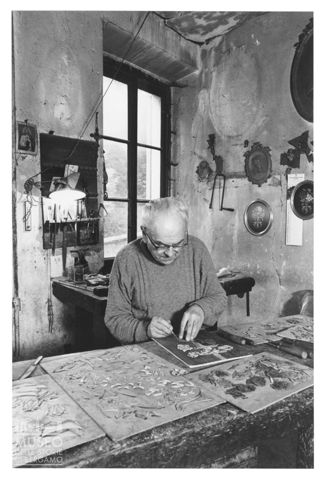 L'intarsiatore Arturo Maspero nella sua bottega a Cantù