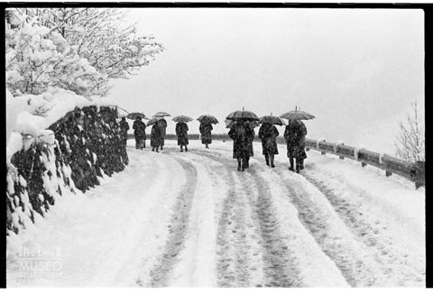 Corteo di donne sotto la neve nei pressi di Lanzada