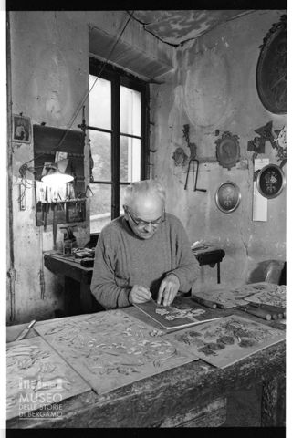L'intarsiatore Arturo Maspero nella sua bottega a Cantù