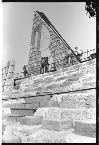L'allestimento della scenografia dell'Aida per la stagione 1977 all'Arena di Verona