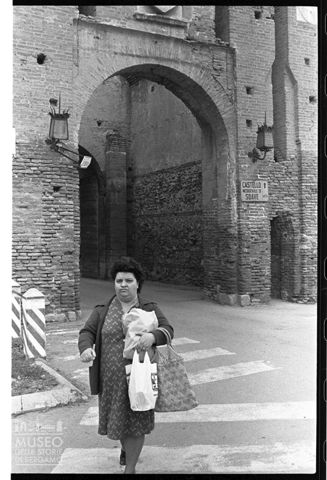 Donna davanti alla Porta Verona a Soave