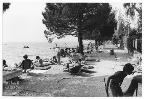 Bagnanti a Lazise