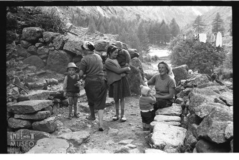 Scena di vita quotidiana in Val di Mello