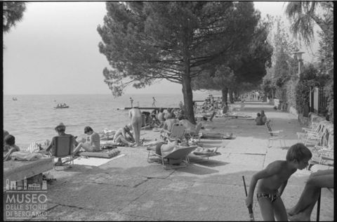 Bagnanti a Lazise
