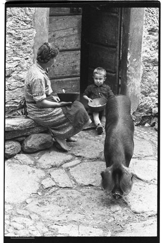 Scena di vita domestica in Val di Mello
