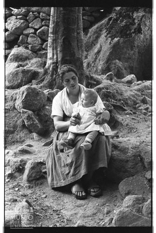 Donna con bambino in Val di Mello