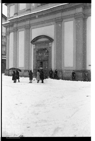 Scena di vita quotidiana di fronte ad una chiesa in Valmalenco