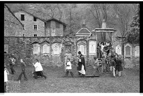 Processione nei presi del cimitero di Sirta