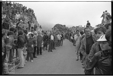 Spettatori del Giro d'Italia sul Monte Grappa