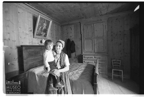 Ritratto di madre con figlio in interno a Grosio