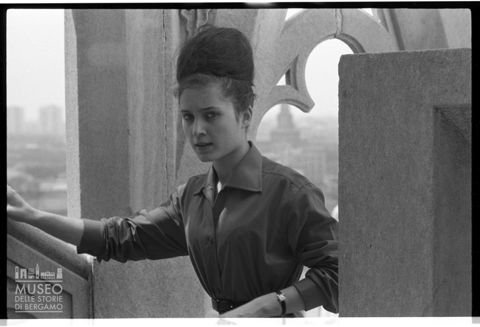 Turista sul tetto del Duomo di Milano
