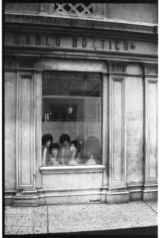 La vetrina di un negozio a Verona