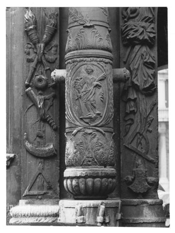 Particolare di una colonna istoriata a Verona