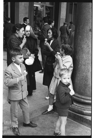 Scena di vita quotidiana nella piazza del Duomo a Milano