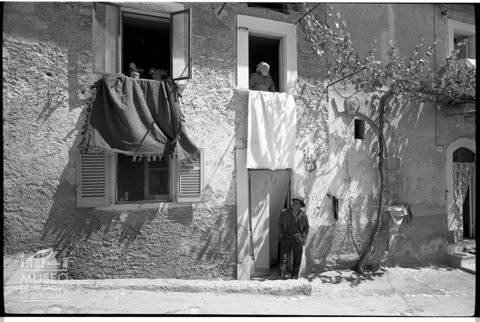 Scena di vita quotidiana in un paese abruzzese