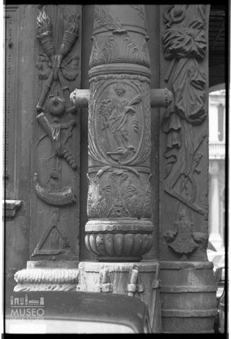 Particolare di una colonna istoriata a Verona