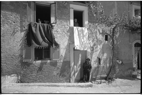 Scena di vita quotidiana in un paese abruzzese