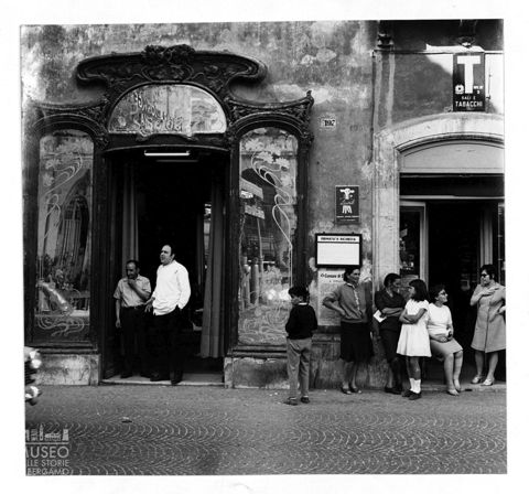 Scena di vita quotidiana in piazza XX settembre a Sulmona