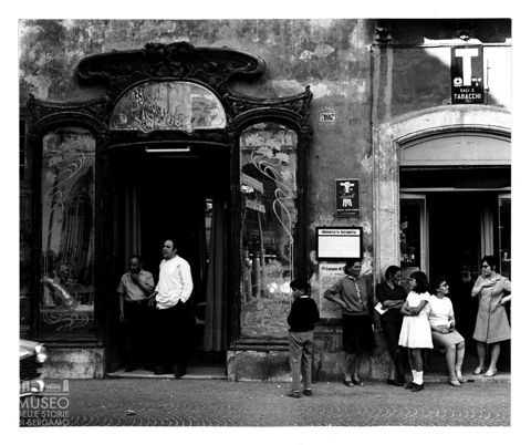 Scena di vita quotidiana in piazza XX settembre a Sulmona