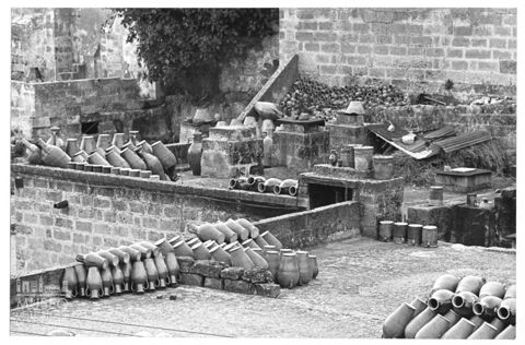 Anfore di terracotta su un terrazzo a Grottaglie