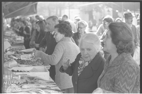 Donne al mercato del pesce sull'Isola della Pescheria a Treviso