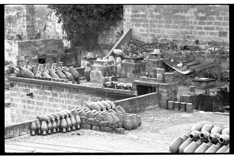 Anfore di terracotta su un terrazzo a Grottaglie
