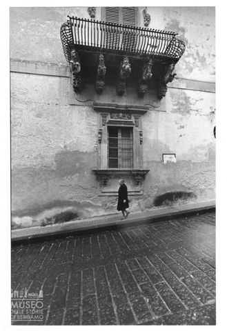 Scena di vita quotidiana nei pressi del Palazzo Nicolaci di Villadorata a Noto