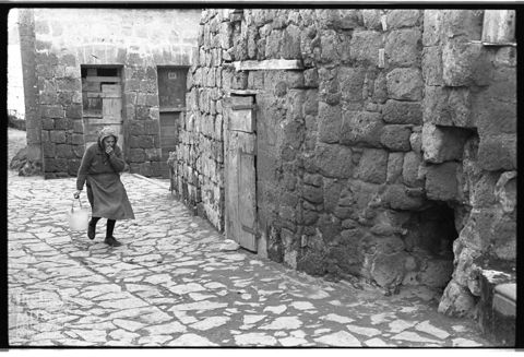 Scena di vita quotidiana a Civita di Bagnoregio