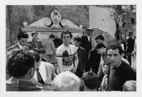 Folla nella piazza di una cittadina laziale