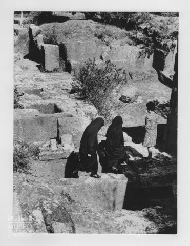 Donne in visita alla Necropoli della Banditaccia a Cerveteri