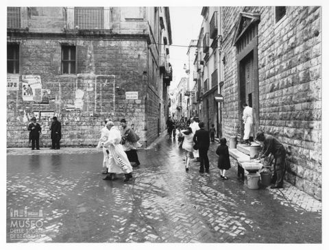 Scena di vita quotidiana nella piazzetta del Duomo a Barletta