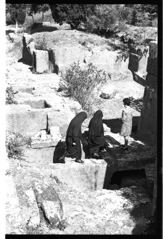 Donne in visita alla Necropoli della Banditaccia a Cerveteri