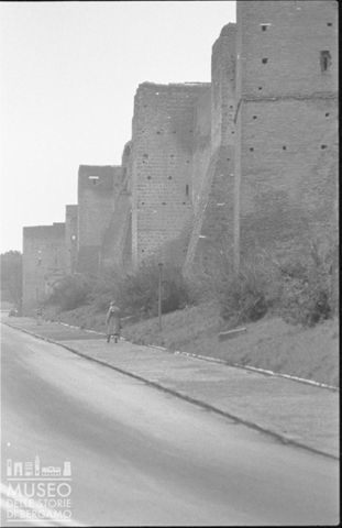 Scorcio delle Mura Aureliane a Roma