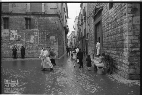 Scena di vita quotidiana nella piazzetta del Duomo a Barletta