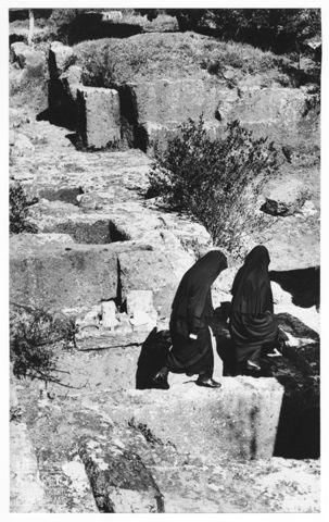 Donne in visita alla Necropoli della Banditaccia a Cerveteri