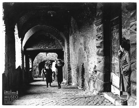 La via del Porticato a Cori