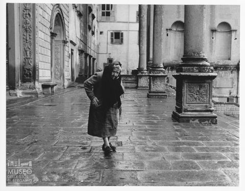 Donna sul sagrato del Santuario di Santa Maria della Quercia a Viterbo